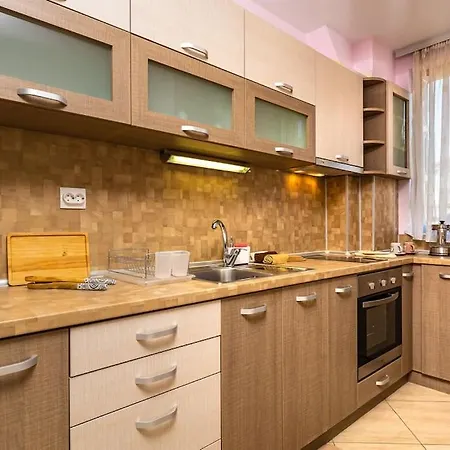Spacious By Stefanie / Close To Mu Apartment